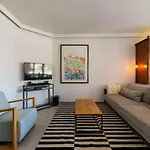 Modern Apartment With Free Parking