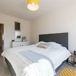 Modern Apartment With Free Parking